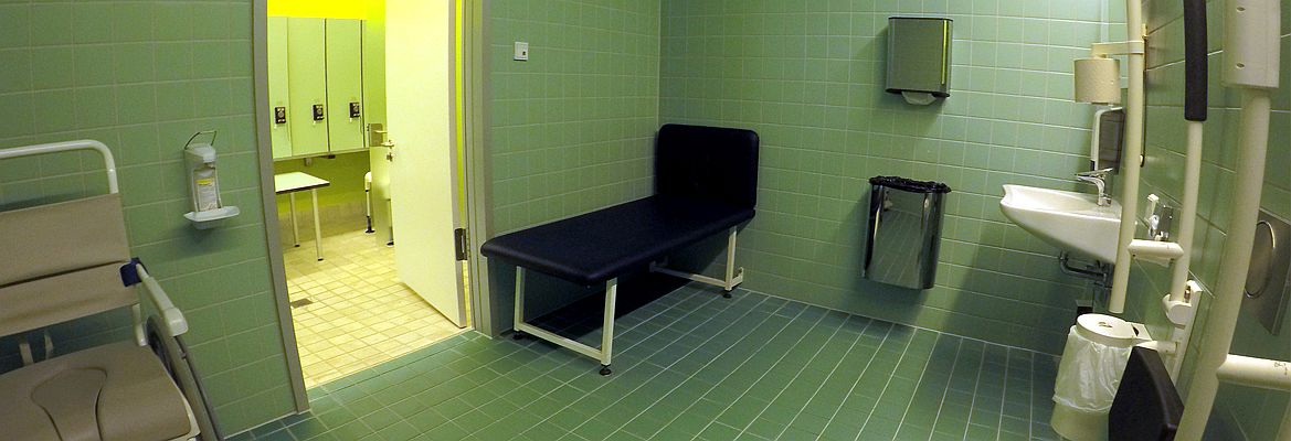 Behindertenbereich im Schwimmbad Ismaning mit Umkleide und WC