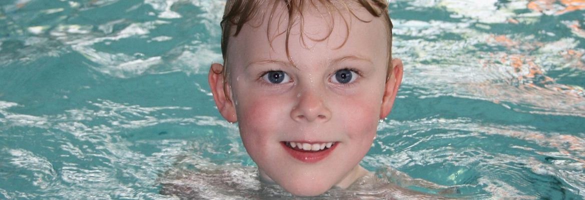 Junge im Schwimmbad